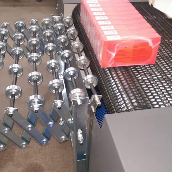 Käärintä ja kalvopakkauslaitteisto